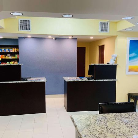 Days Inn & Suites By Wyndham Tampa/Raymond James Stadium Ngoại thất bức ảnh