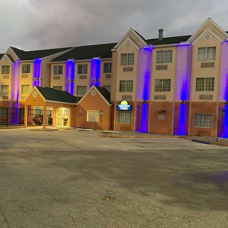 Days Inn & Suites By Wyndham Tampa/Raymond James Stadium Ngoại thất bức ảnh
