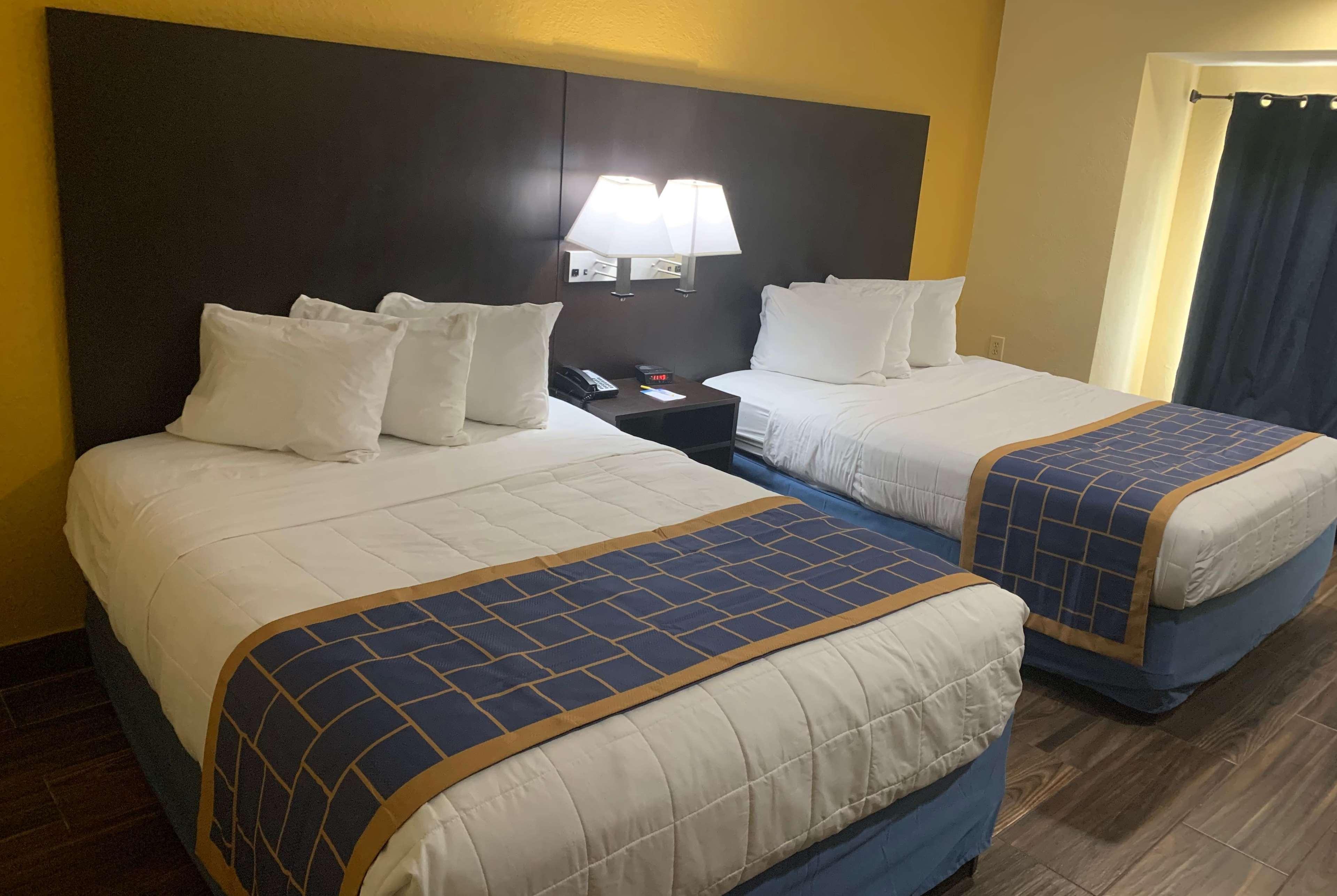 Days Inn & Suites By Wyndham Tampa/Raymond James Stadium Ngoại thất bức ảnh