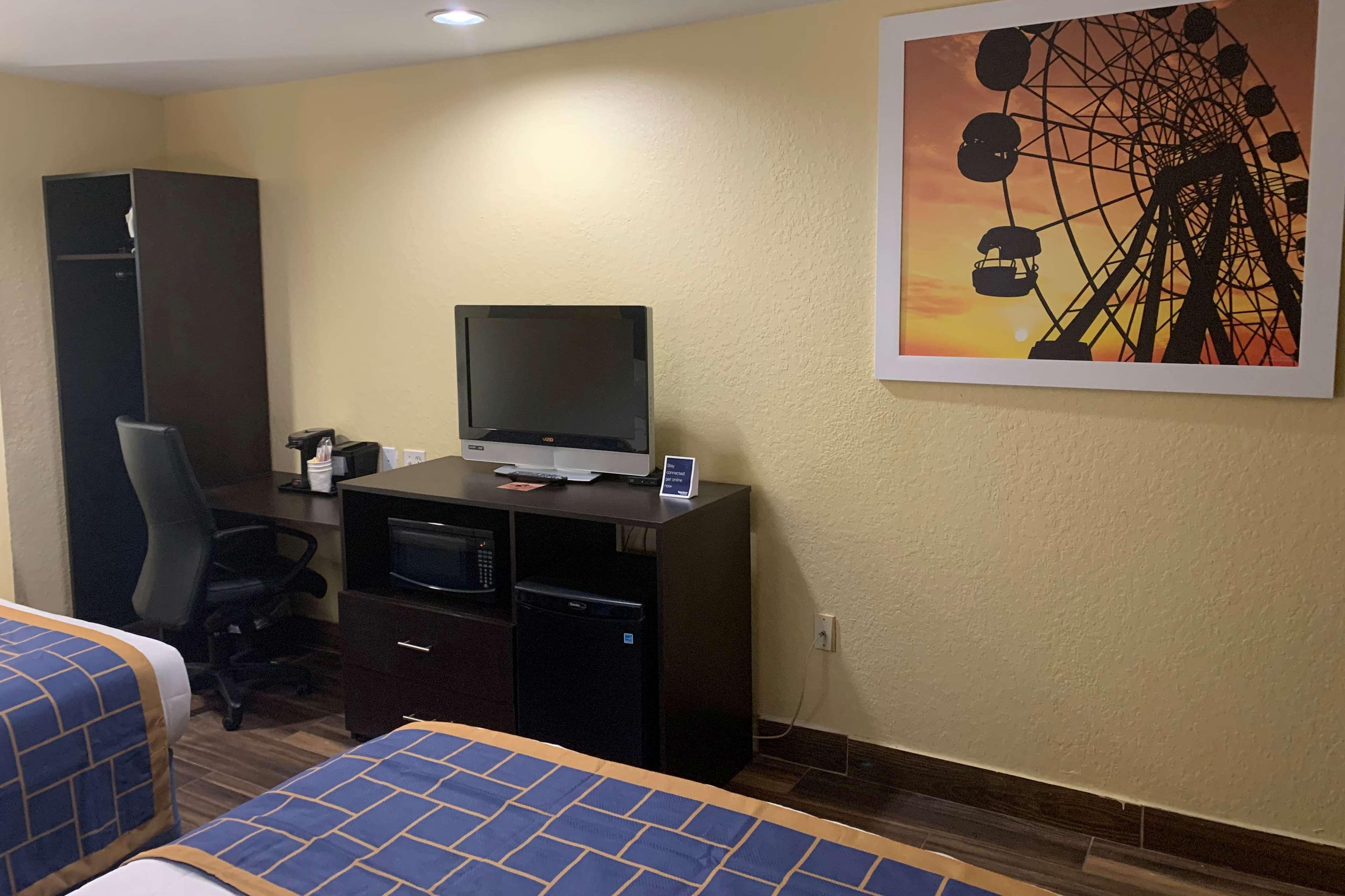 Days Inn & Suites By Wyndham Tampa/Raymond James Stadium Ngoại thất bức ảnh