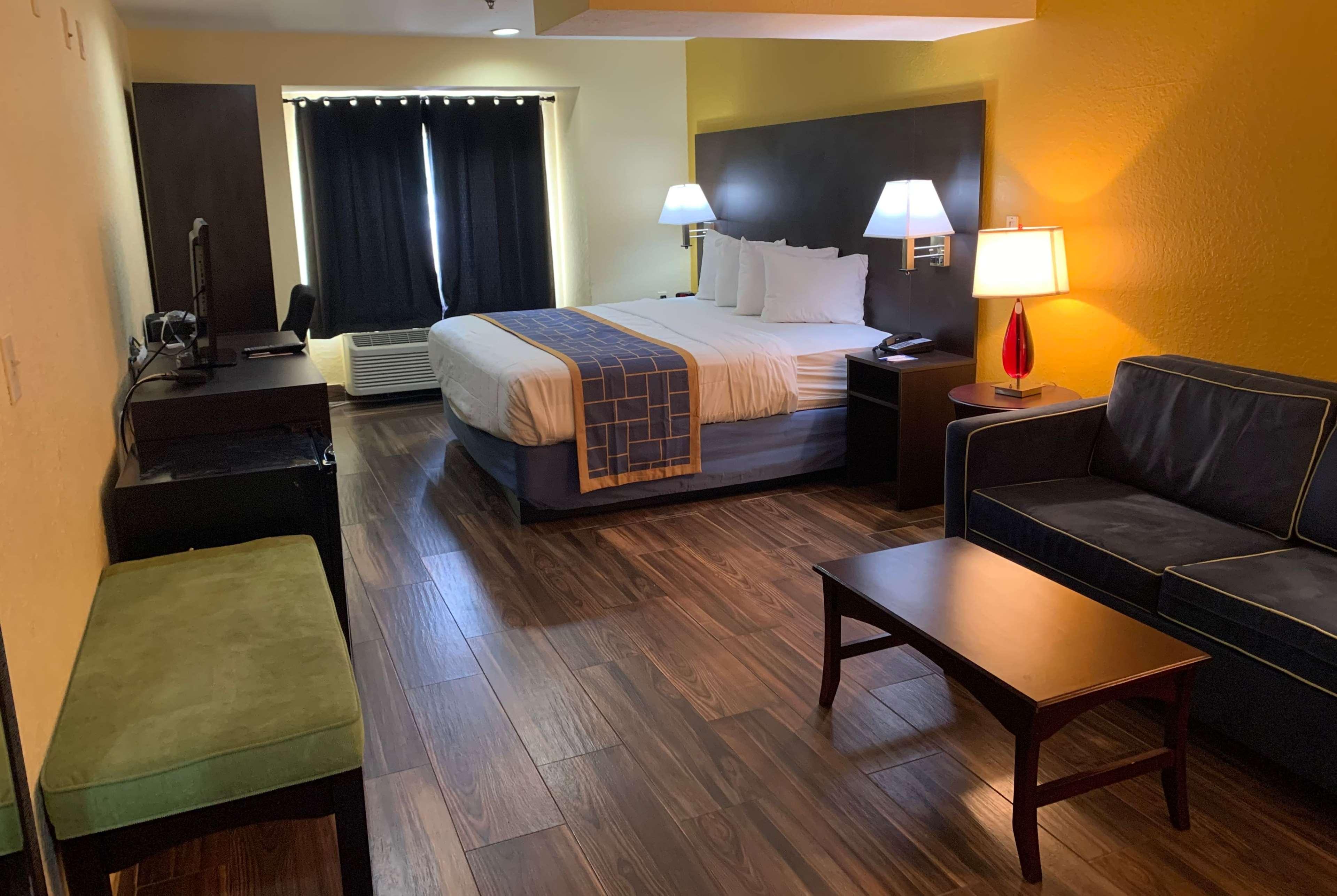 Days Inn & Suites By Wyndham Tampa/Raymond James Stadium Ngoại thất bức ảnh
