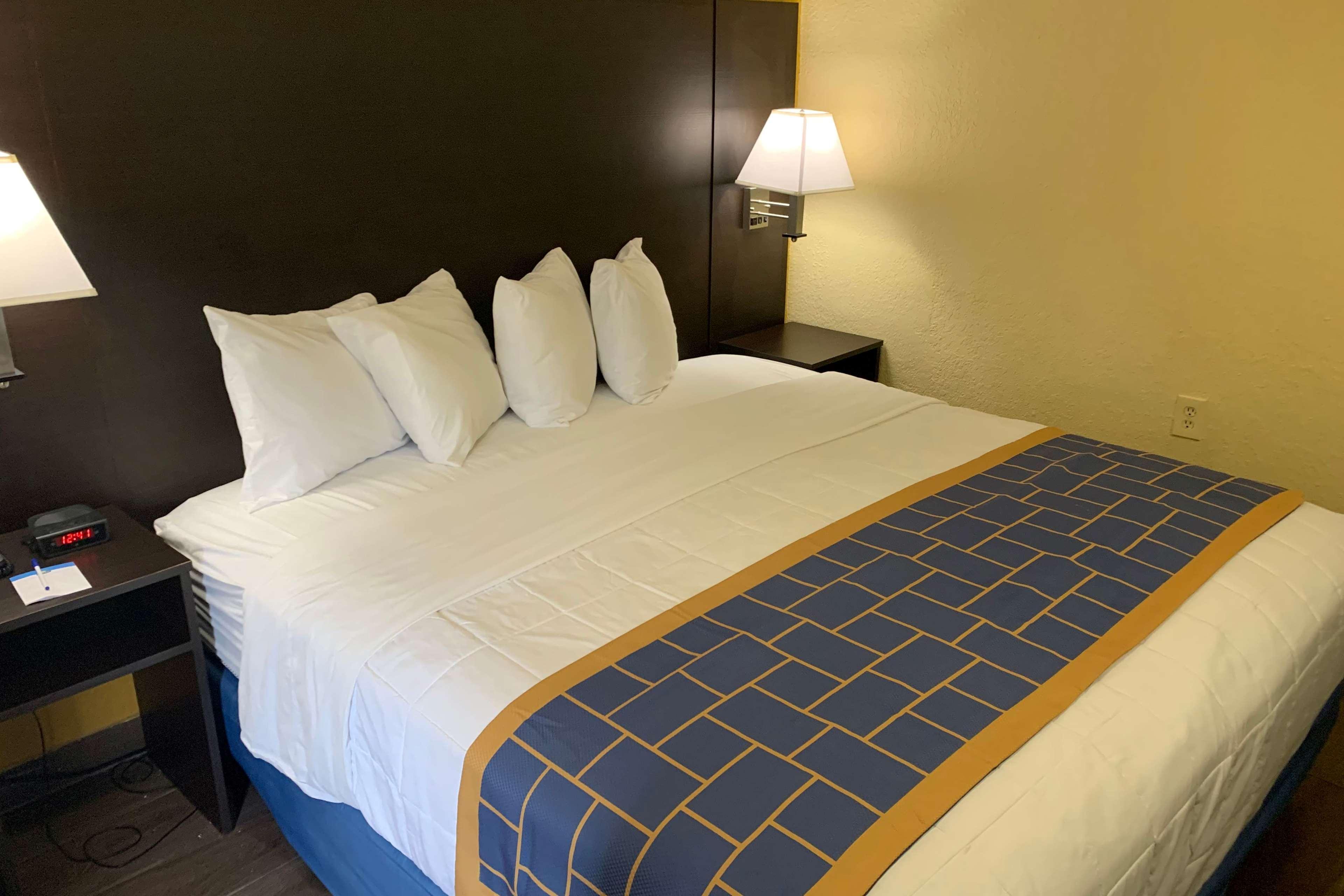 Days Inn & Suites By Wyndham Tampa/Raymond James Stadium Ngoại thất bức ảnh
