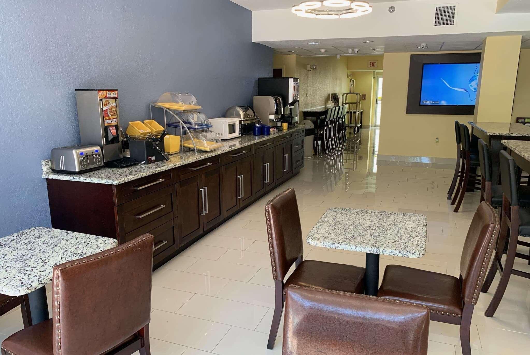 Days Inn & Suites By Wyndham Tampa/Raymond James Stadium Ngoại thất bức ảnh