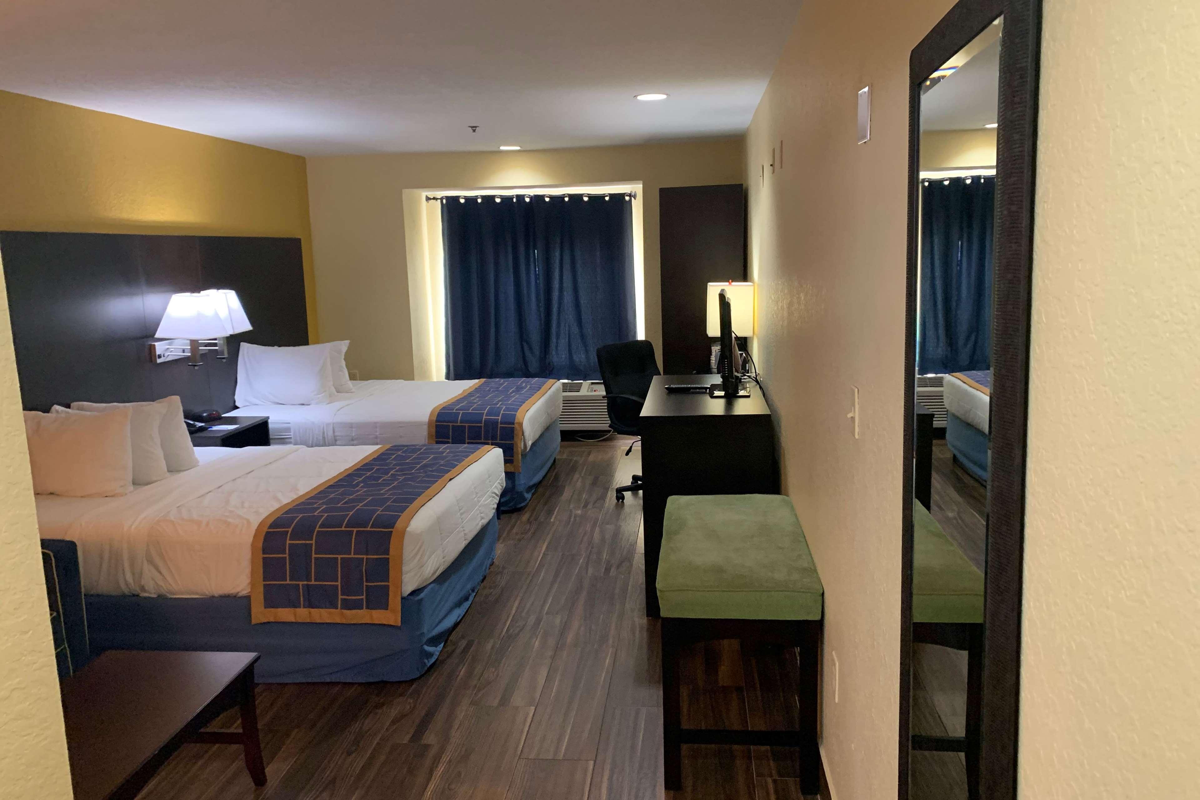 Days Inn & Suites By Wyndham Tampa/Raymond James Stadium Ngoại thất bức ảnh