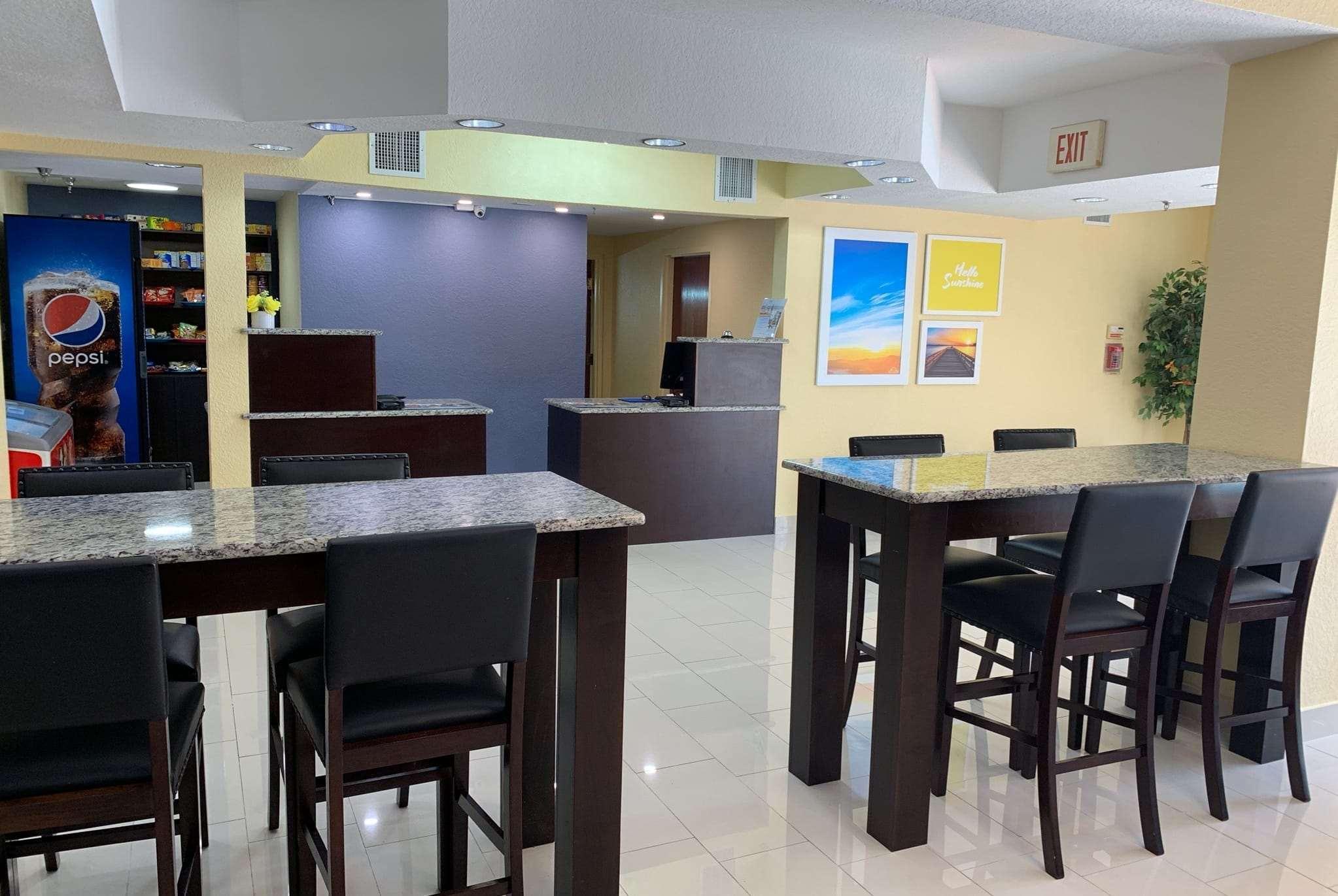 Days Inn & Suites By Wyndham Tampa/Raymond James Stadium Ngoại thất bức ảnh