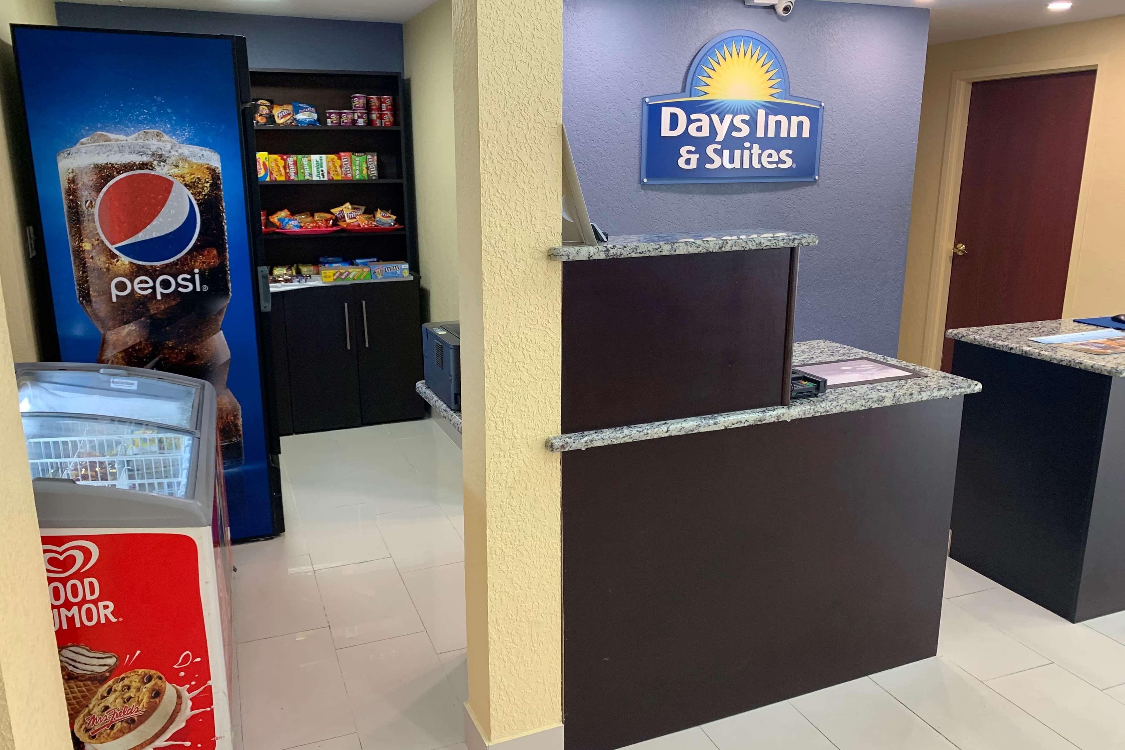 Days Inn & Suites By Wyndham Tampa/Raymond James Stadium Ngoại thất bức ảnh