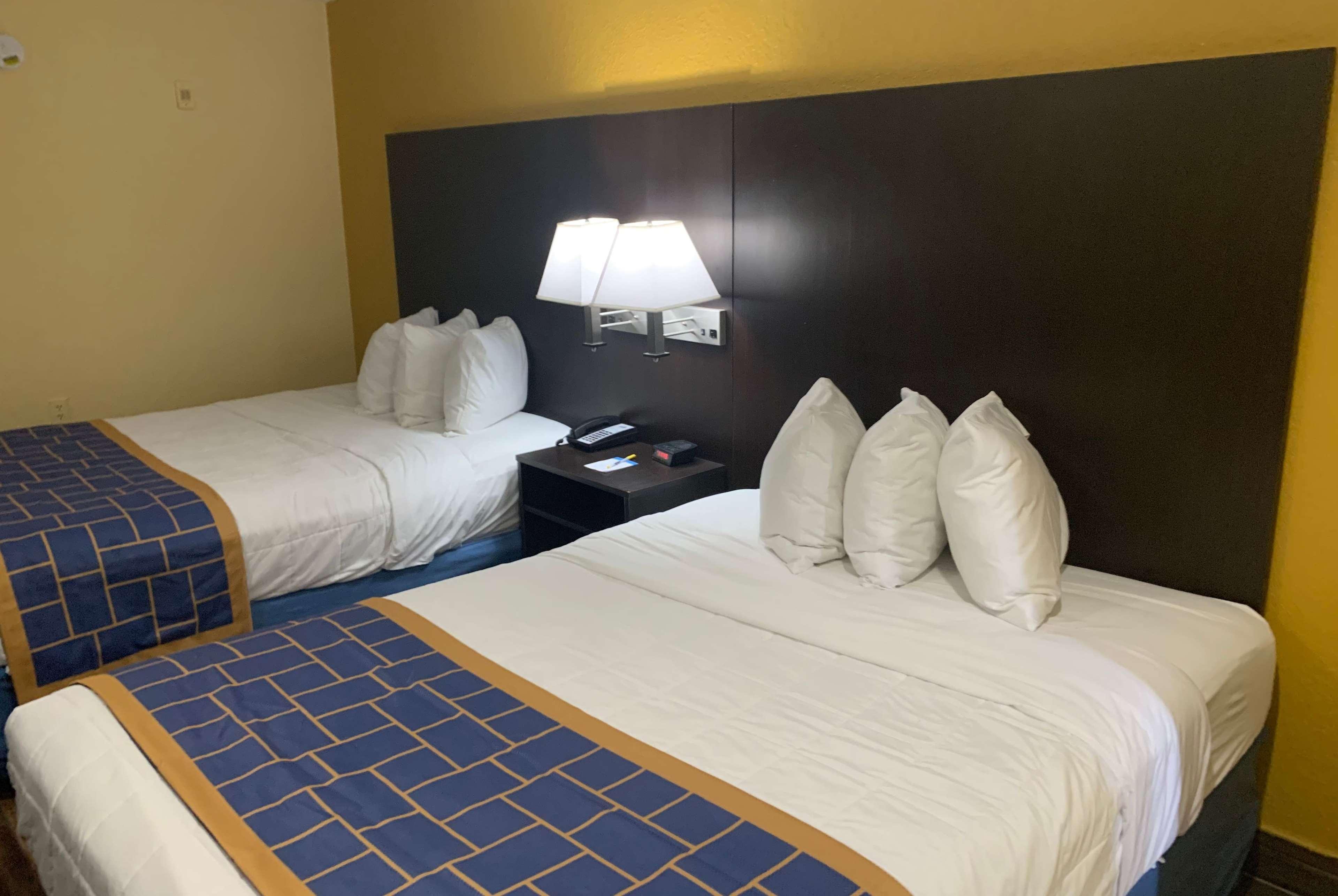 Days Inn & Suites By Wyndham Tampa/Raymond James Stadium Ngoại thất bức ảnh