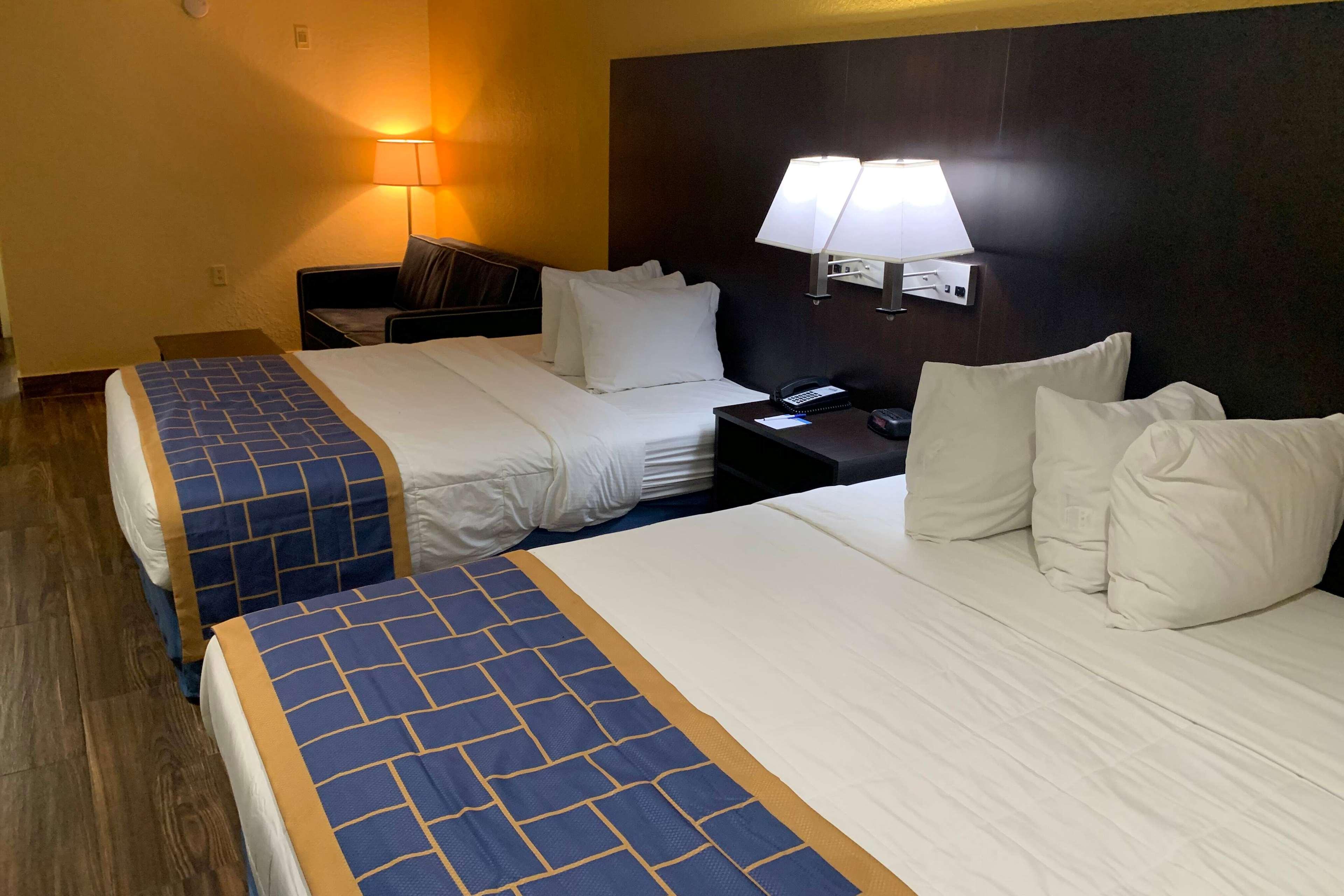 Days Inn & Suites By Wyndham Tampa/Raymond James Stadium Ngoại thất bức ảnh