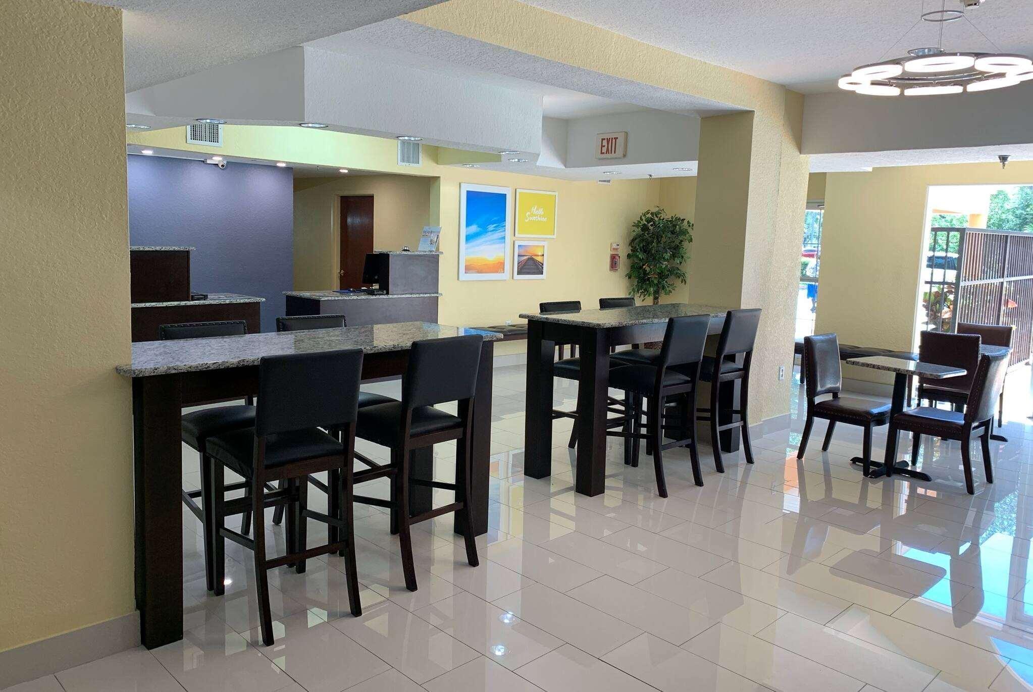 Days Inn & Suites By Wyndham Tampa/Raymond James Stadium Ngoại thất bức ảnh