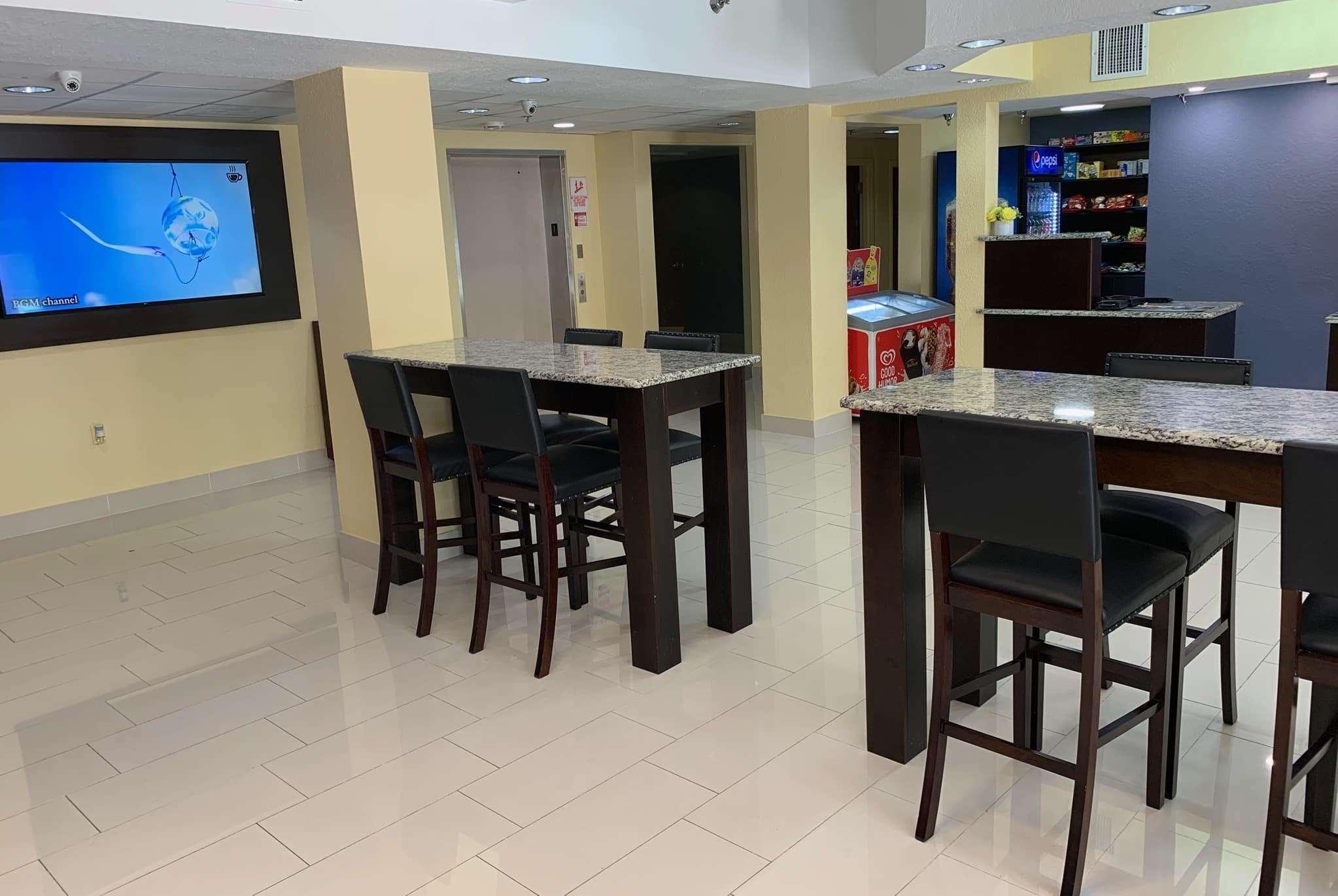 Days Inn & Suites By Wyndham Tampa/Raymond James Stadium Ngoại thất bức ảnh