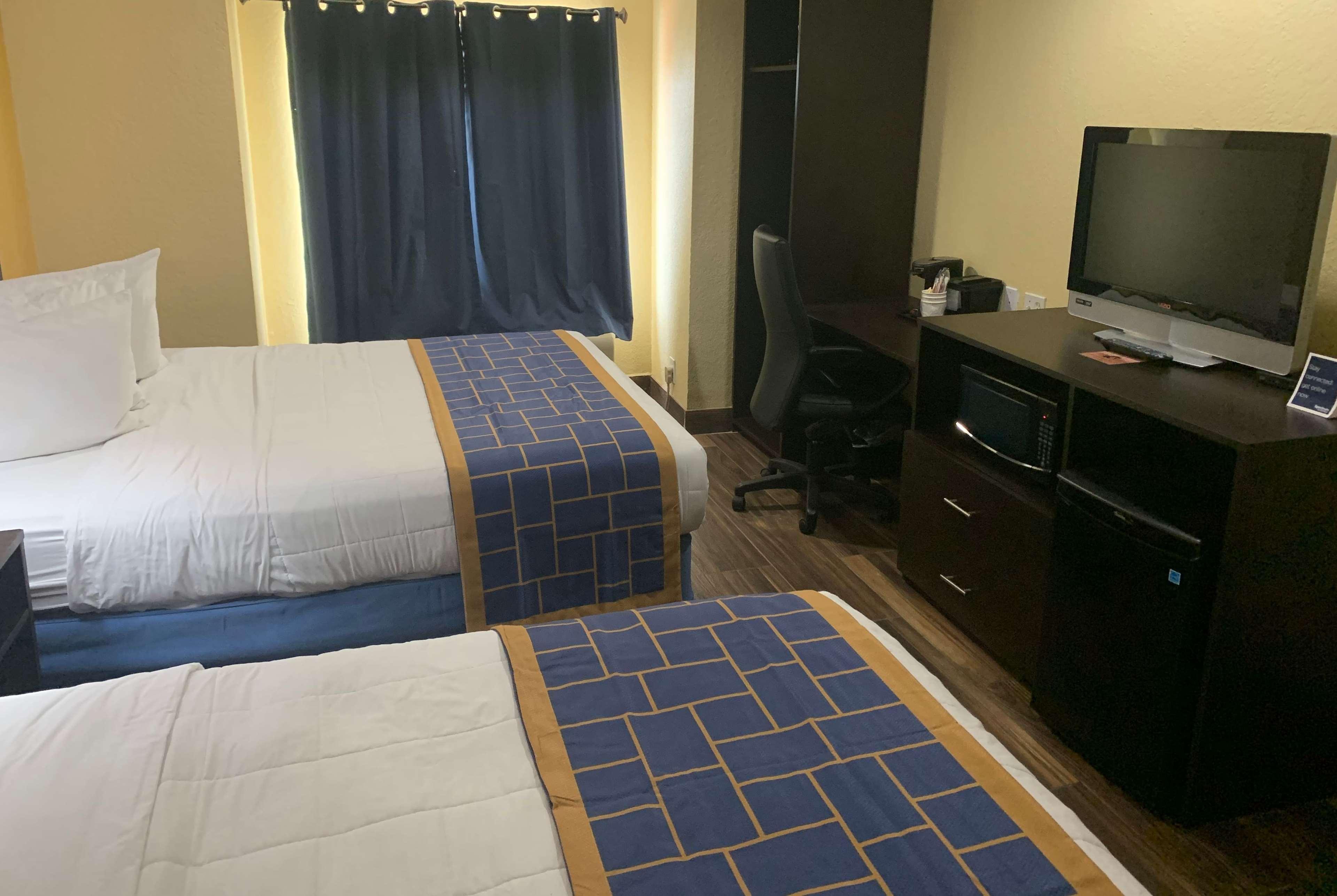 Days Inn & Suites By Wyndham Tampa/Raymond James Stadium Ngoại thất bức ảnh