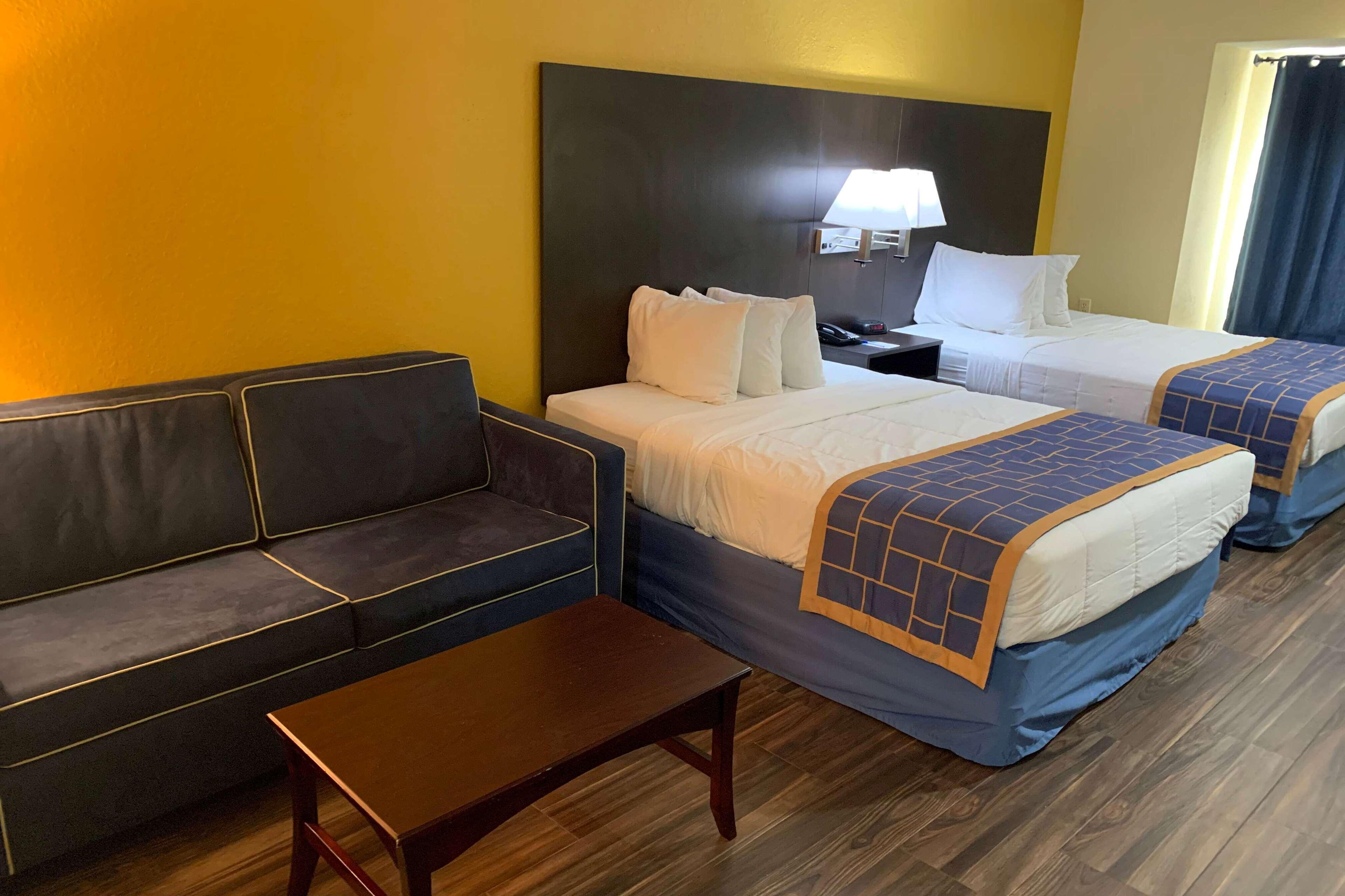 Days Inn & Suites By Wyndham Tampa/Raymond James Stadium Ngoại thất bức ảnh