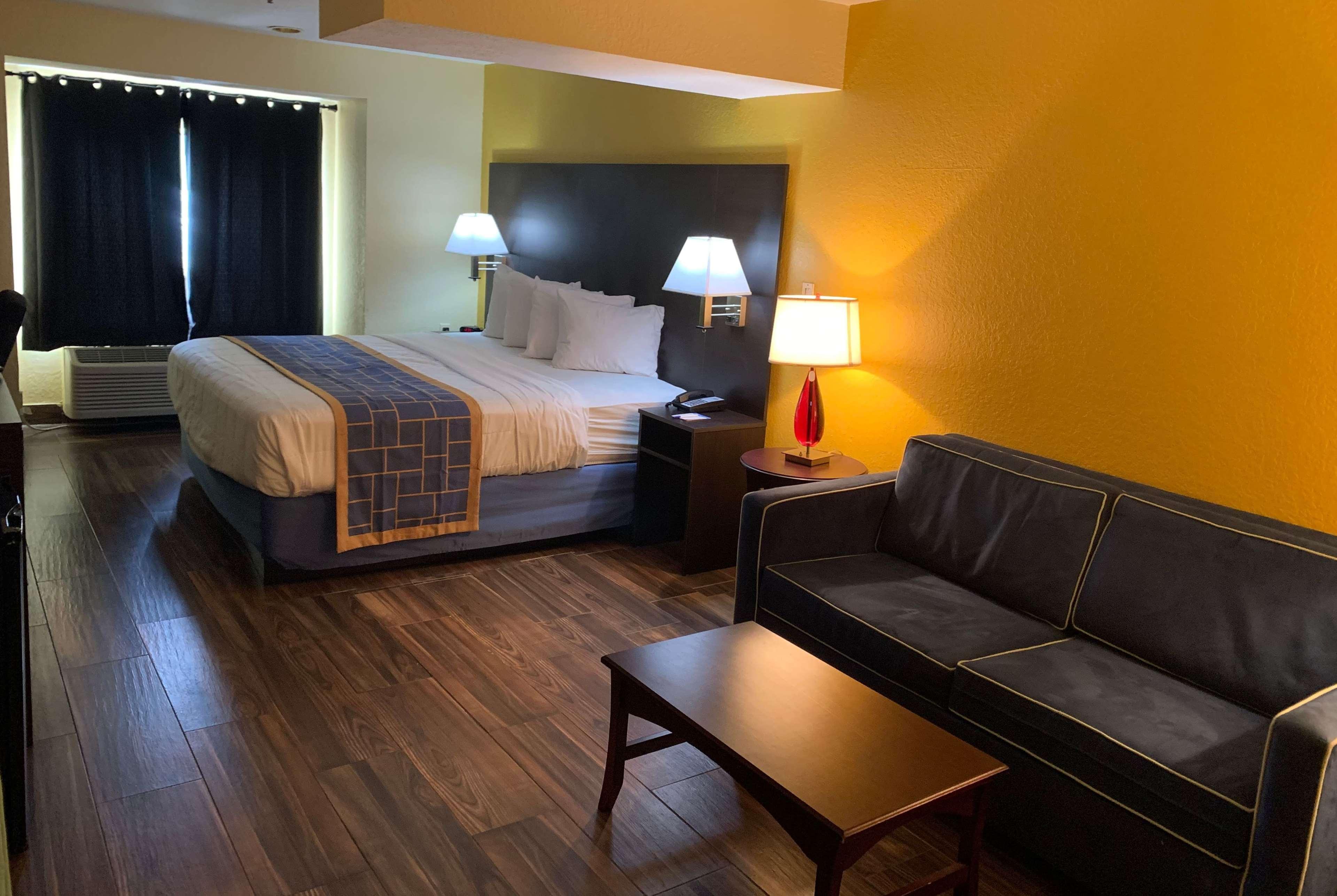 Days Inn & Suites By Wyndham Tampa/Raymond James Stadium Ngoại thất bức ảnh