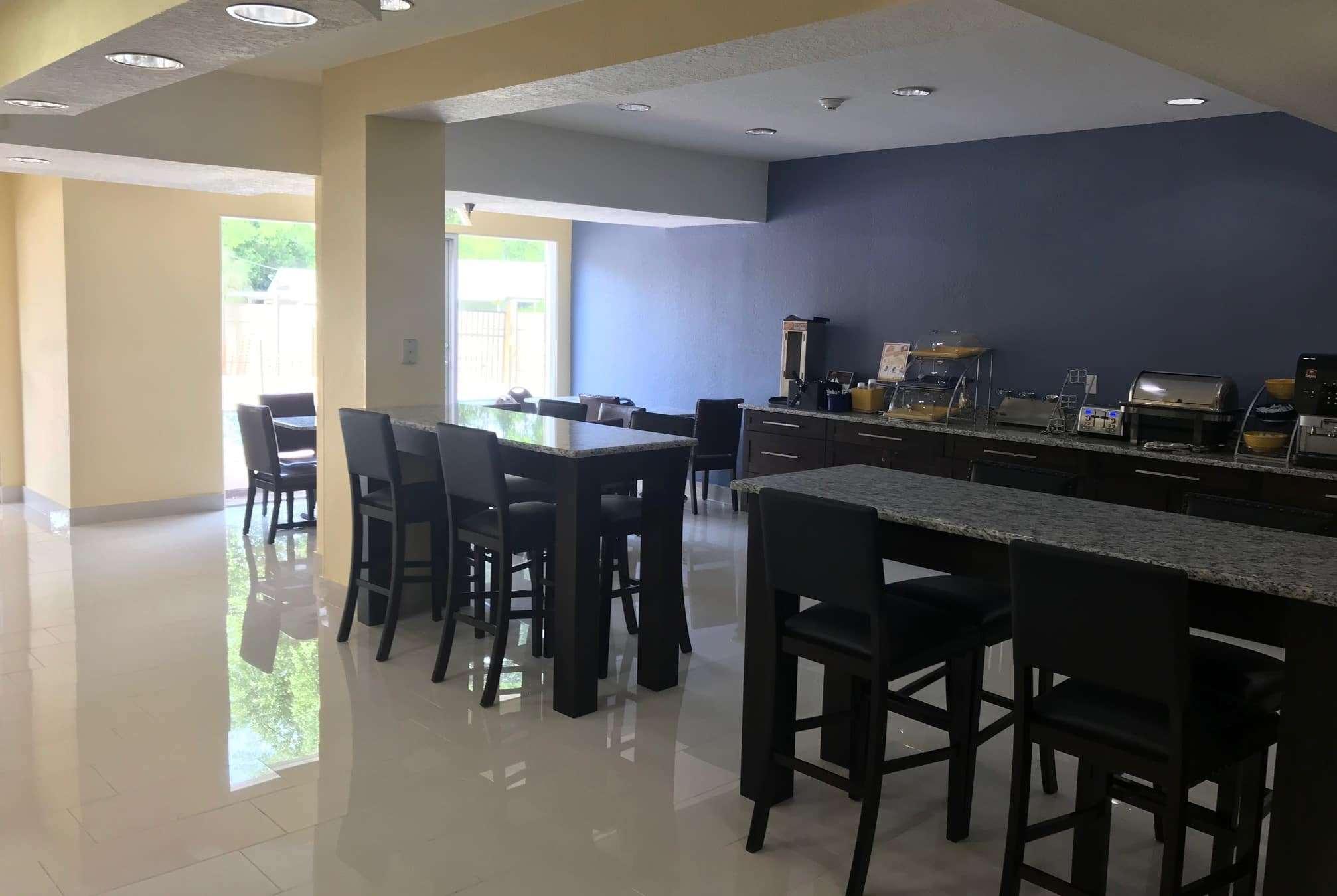 Days Inn & Suites By Wyndham Tampa/Raymond James Stadium Ngoại thất bức ảnh