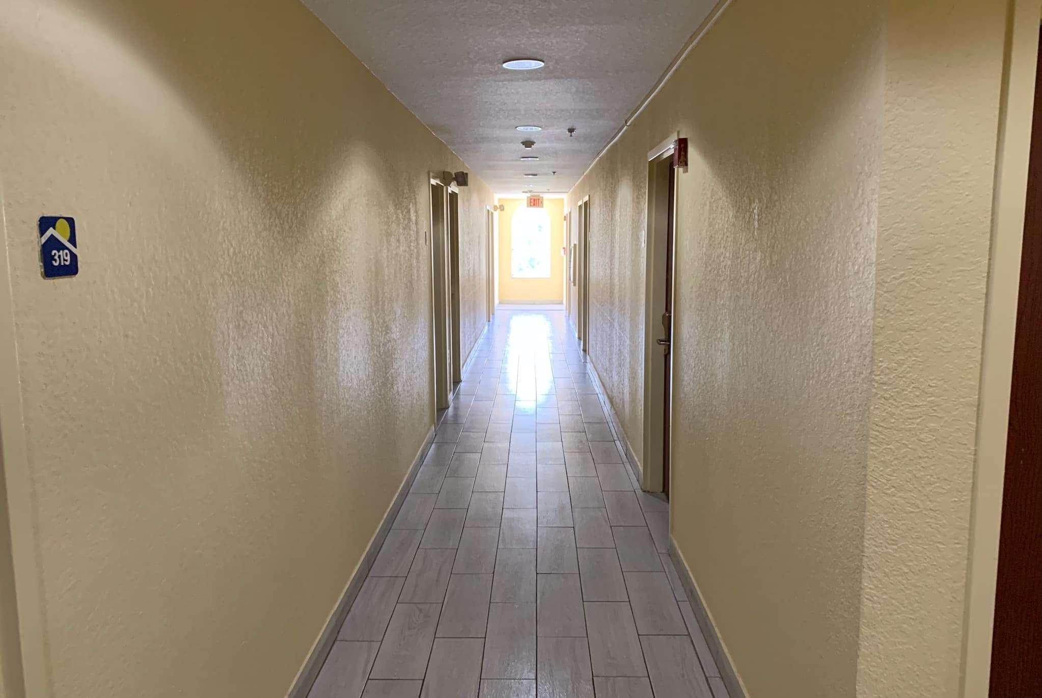 Days Inn & Suites By Wyndham Tampa/Raymond James Stadium Ngoại thất bức ảnh