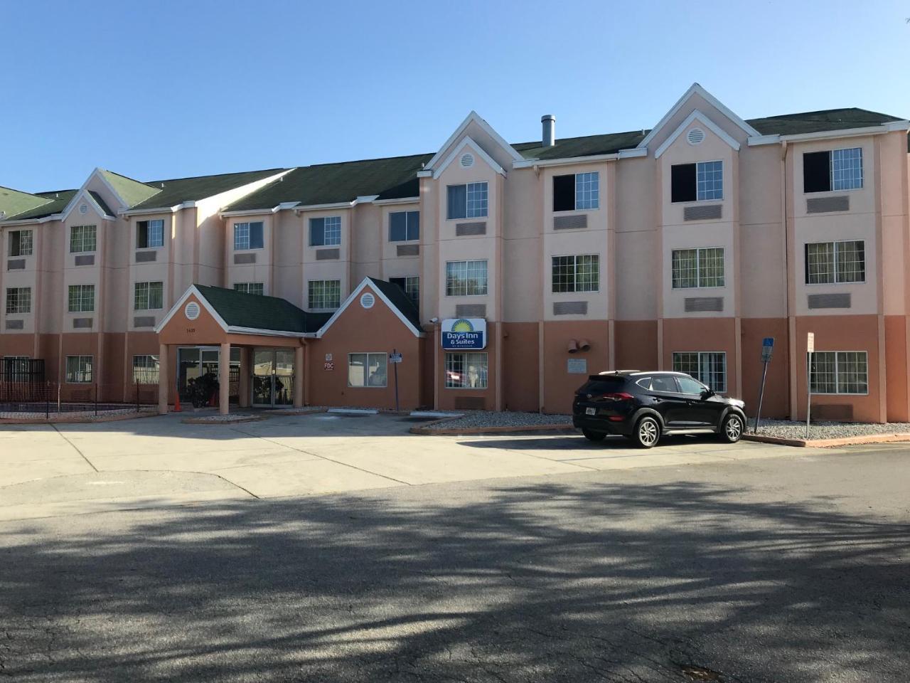 Days Inn & Suites By Wyndham Tampa/Raymond James Stadium Ngoại thất bức ảnh