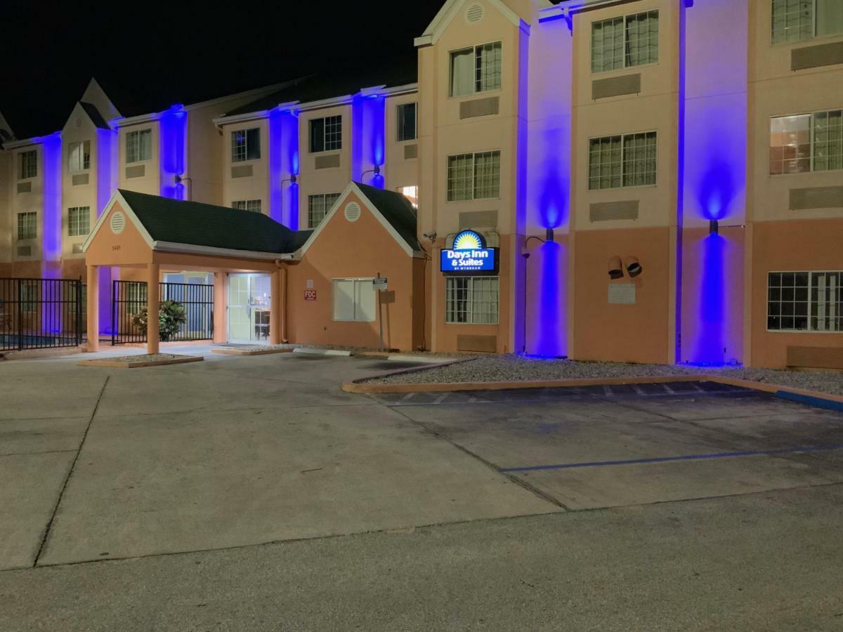 Days Inn & Suites By Wyndham Tampa/Raymond James Stadium Ngoại thất bức ảnh