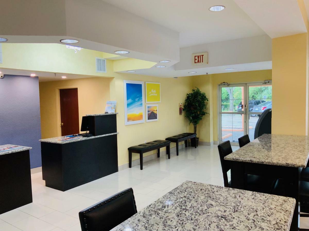 Days Inn & Suites By Wyndham Tampa/Raymond James Stadium Ngoại thất bức ảnh
