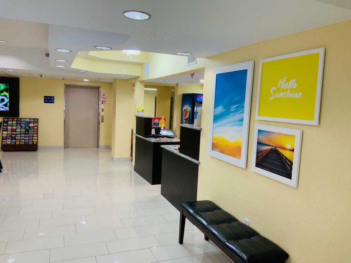 Days Inn & Suites By Wyndham Tampa/Raymond James Stadium Ngoại thất bức ảnh