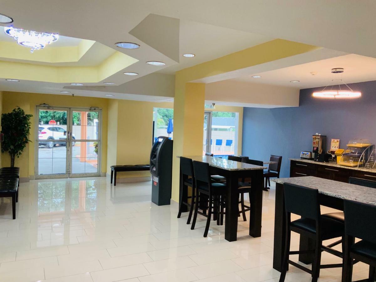 Days Inn & Suites By Wyndham Tampa/Raymond James Stadium Ngoại thất bức ảnh
