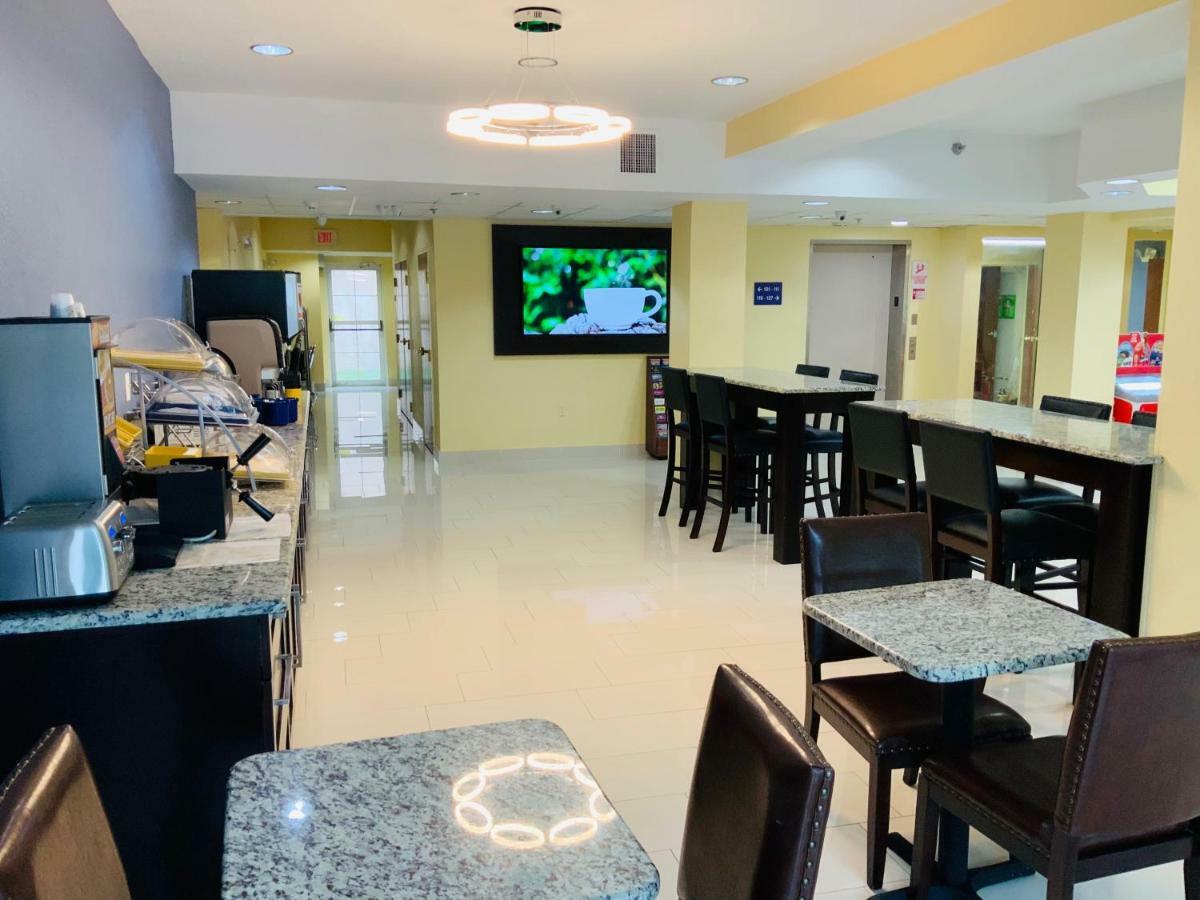 Days Inn & Suites By Wyndham Tampa/Raymond James Stadium Ngoại thất bức ảnh