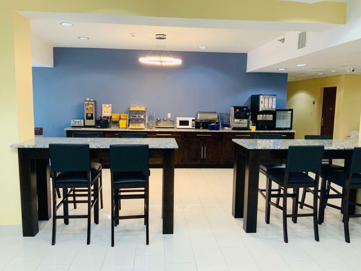 Days Inn & Suites By Wyndham Tampa/Raymond James Stadium Ngoại thất bức ảnh