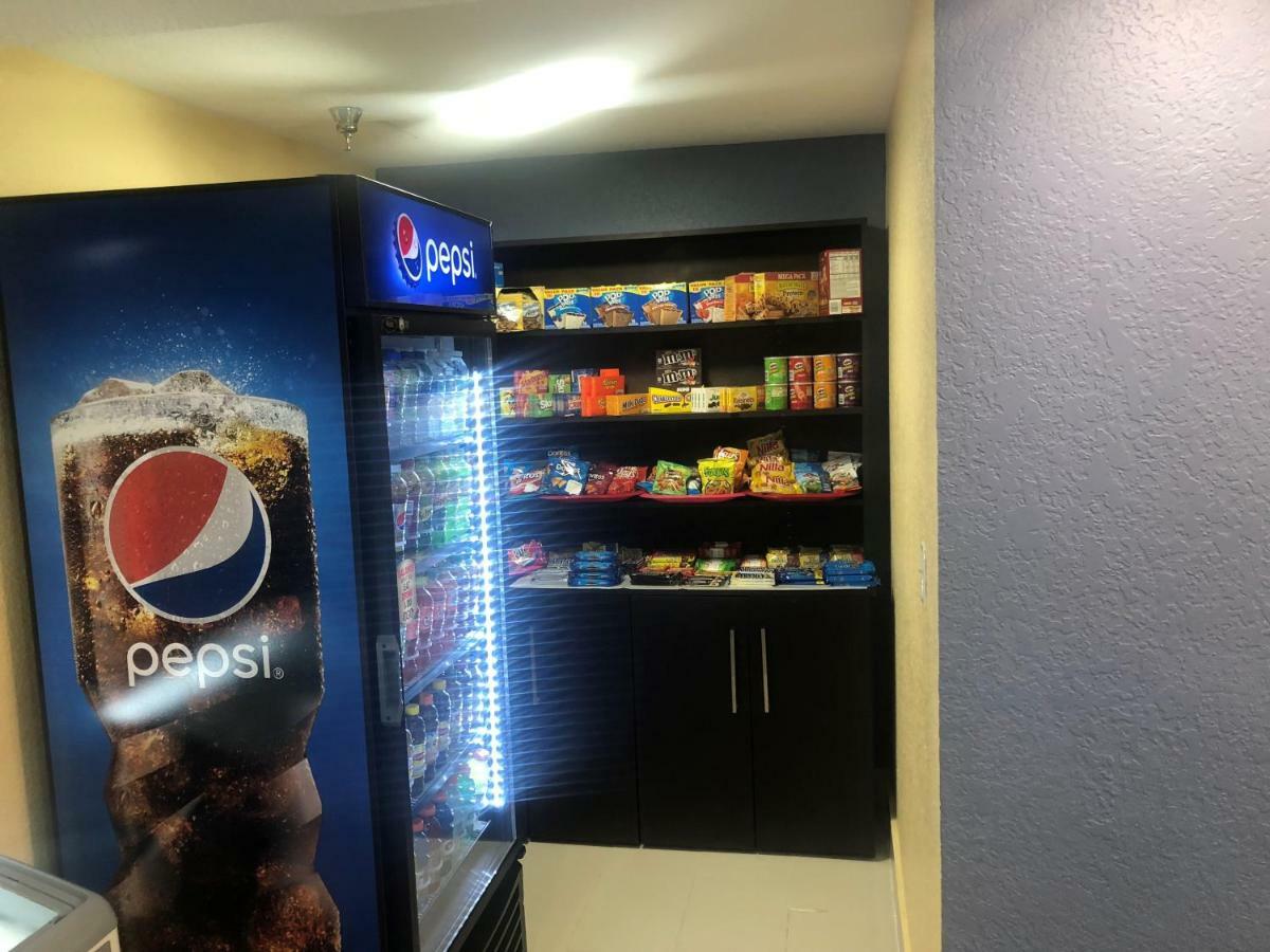 Days Inn & Suites By Wyndham Tampa/Raymond James Stadium Ngoại thất bức ảnh