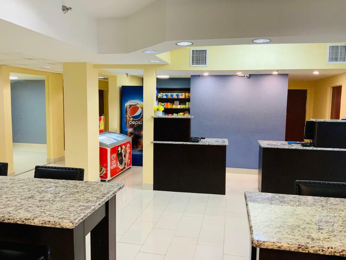 Days Inn & Suites By Wyndham Tampa/Raymond James Stadium Ngoại thất bức ảnh