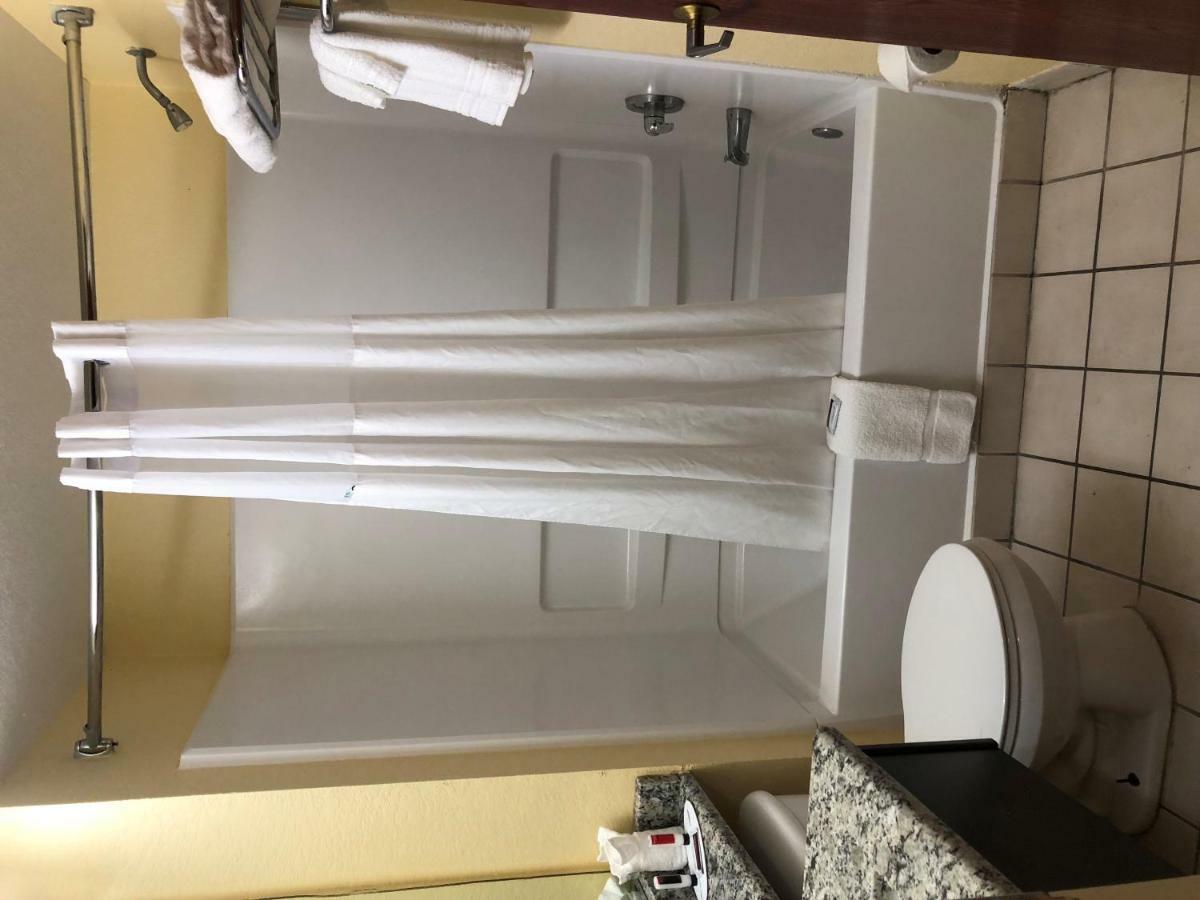Days Inn & Suites By Wyndham Tampa/Raymond James Stadium Ngoại thất bức ảnh