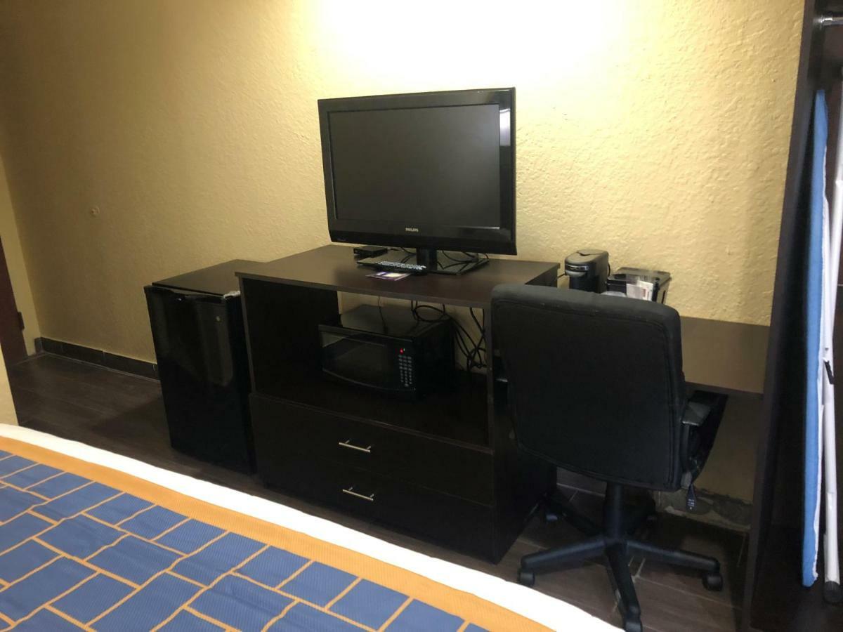 Days Inn & Suites By Wyndham Tampa/Raymond James Stadium Ngoại thất bức ảnh
