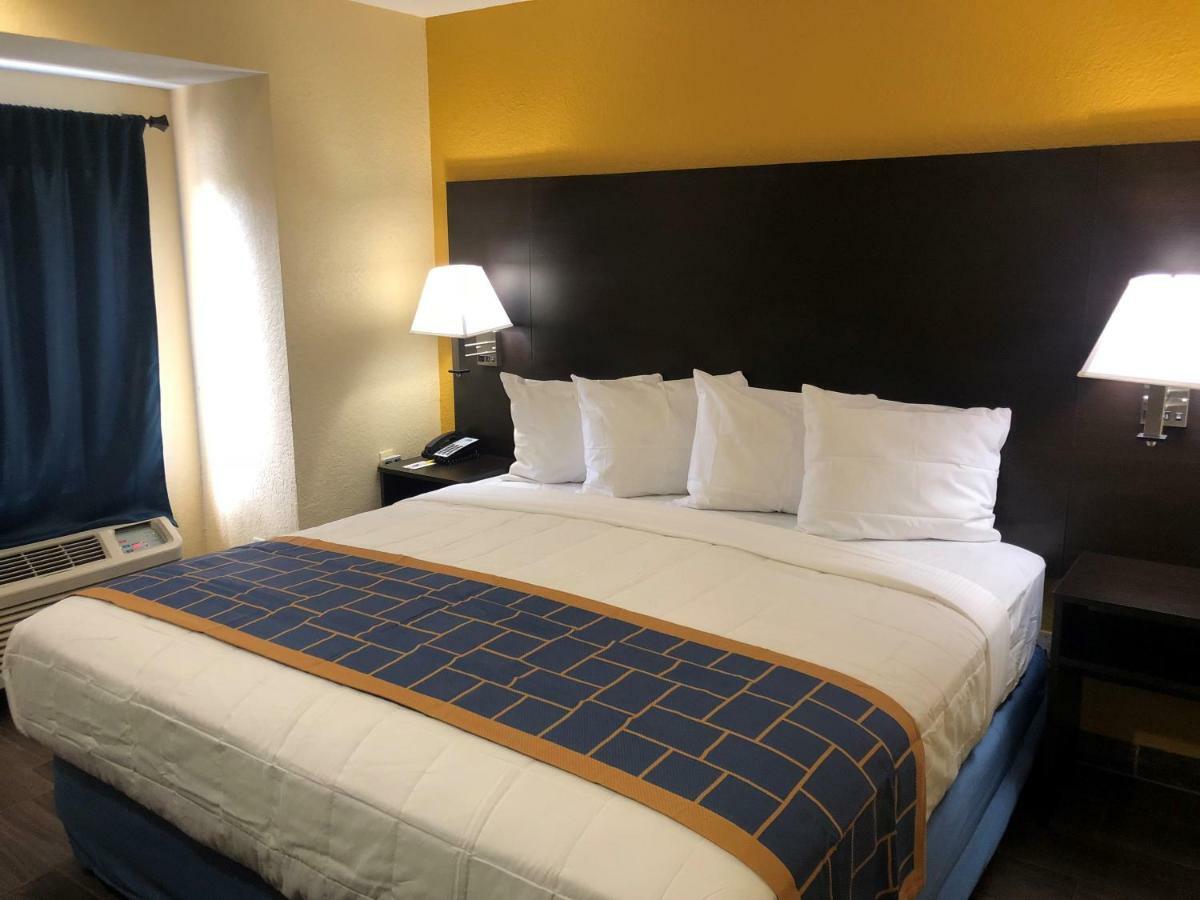 Days Inn & Suites By Wyndham Tampa/Raymond James Stadium Ngoại thất bức ảnh