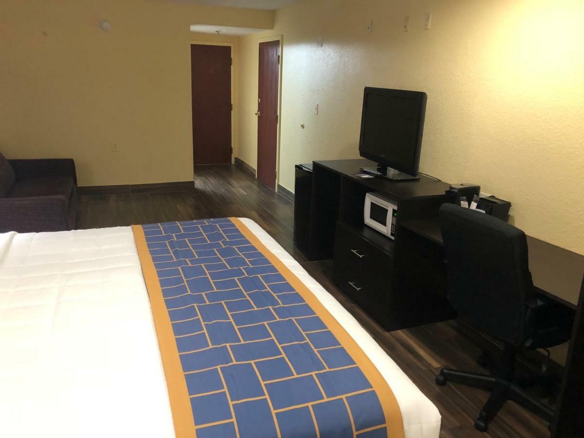 Days Inn & Suites By Wyndham Tampa/Raymond James Stadium Ngoại thất bức ảnh