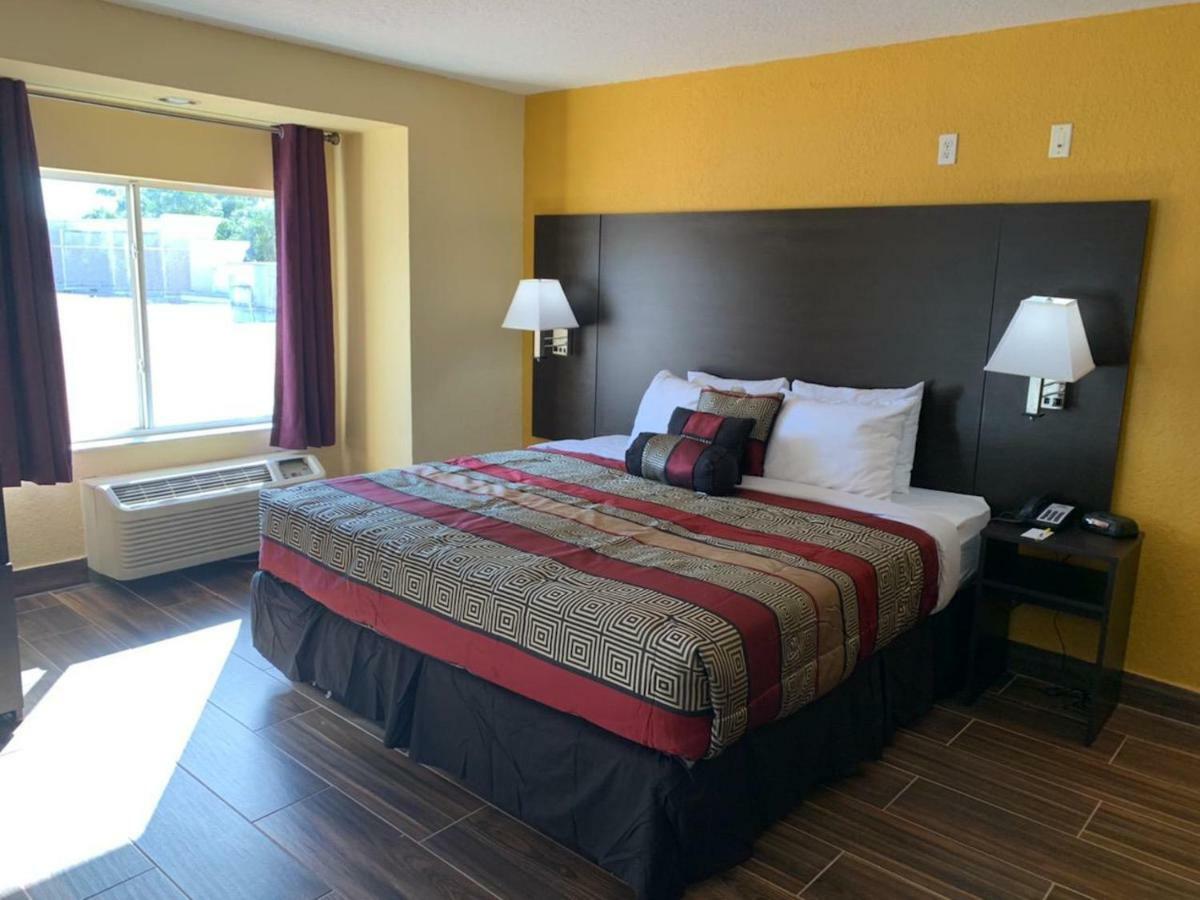 Days Inn & Suites By Wyndham Tampa/Raymond James Stadium Ngoại thất bức ảnh