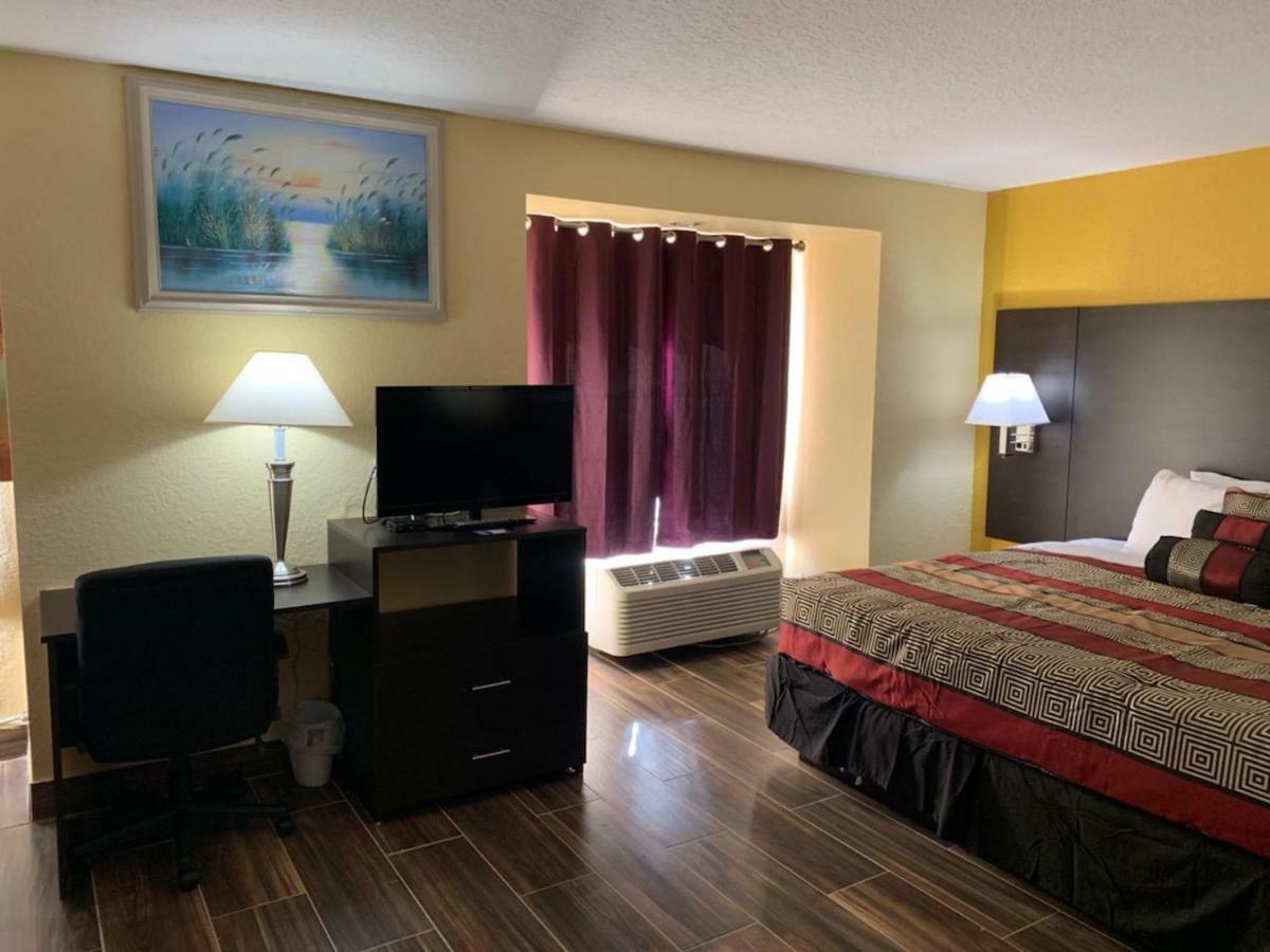Days Inn & Suites By Wyndham Tampa/Raymond James Stadium Ngoại thất bức ảnh