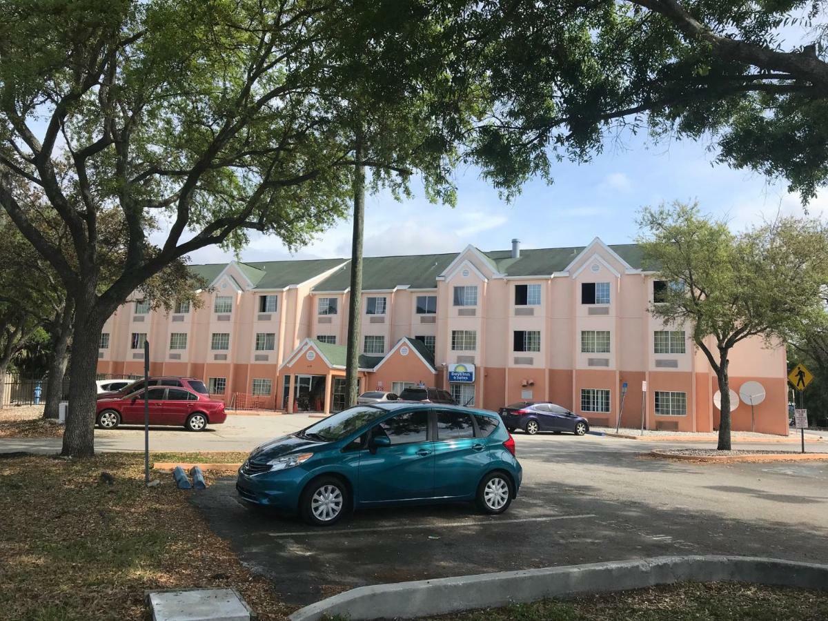 Days Inn & Suites By Wyndham Tampa/Raymond James Stadium Ngoại thất bức ảnh