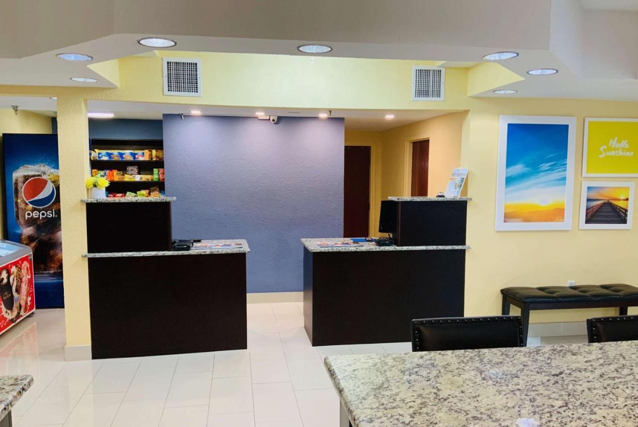 Days Inn & Suites By Wyndham Tampa/Raymond James Stadium Ngoại thất bức ảnh